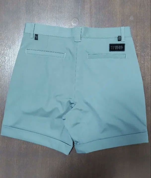 TFN49 グレー ショートパンツ