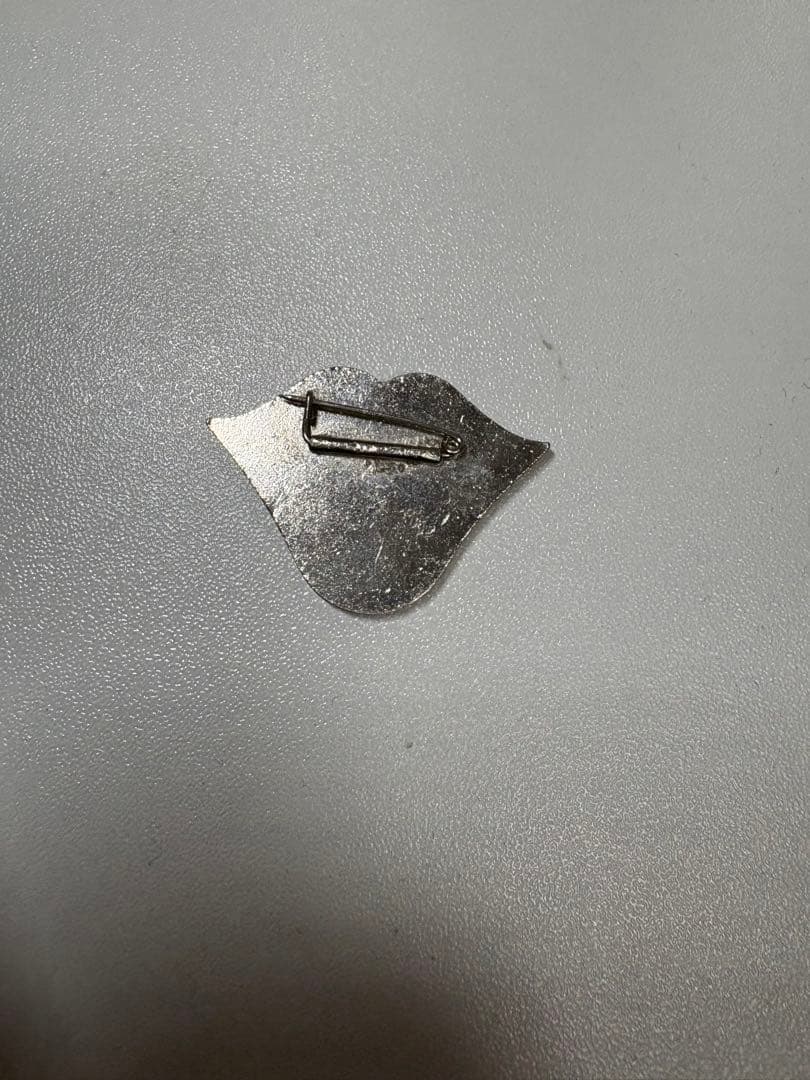 KISS 赤い唇型ピンバッジ
