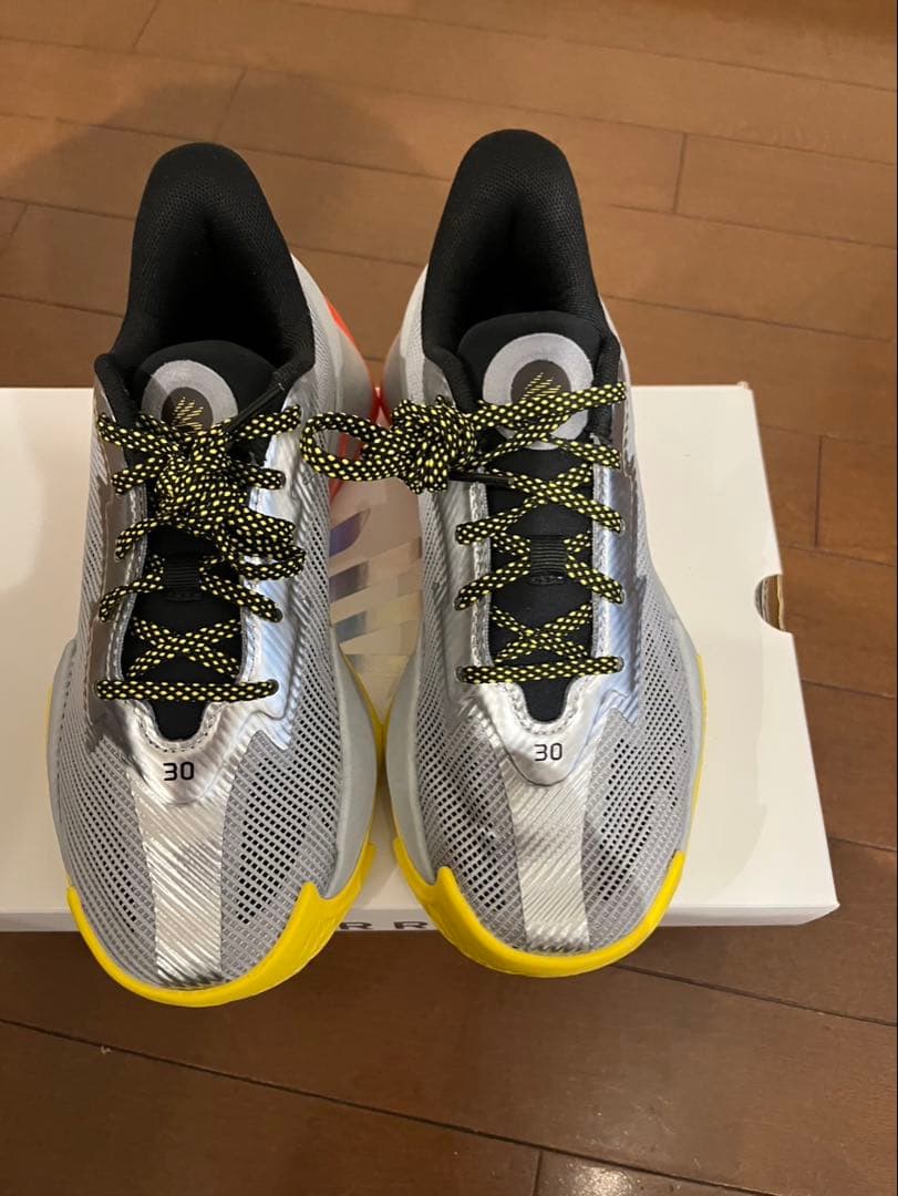 美品　Curry シリーズ7 バスケットボールシューズ シルバー