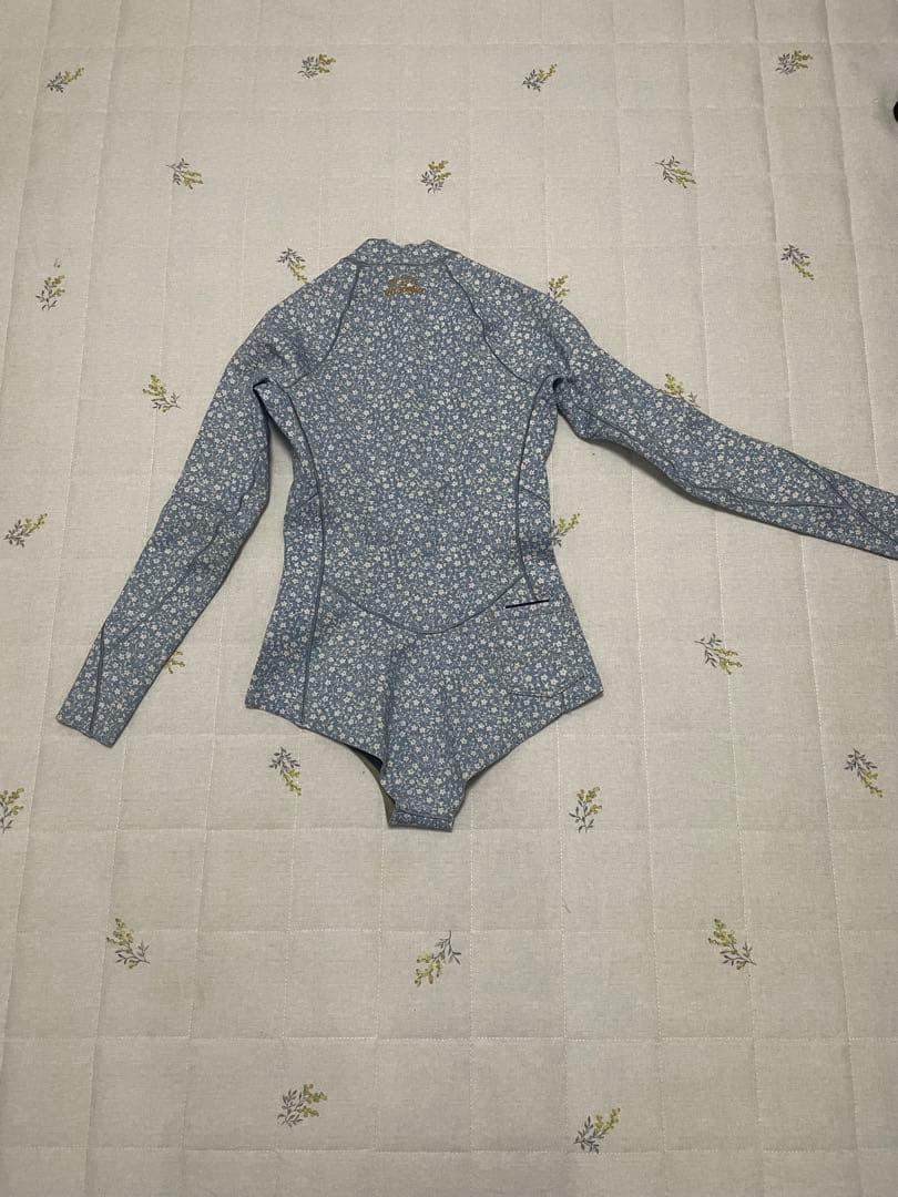 Billabong 花柄ロングスリーブウェットスーツ