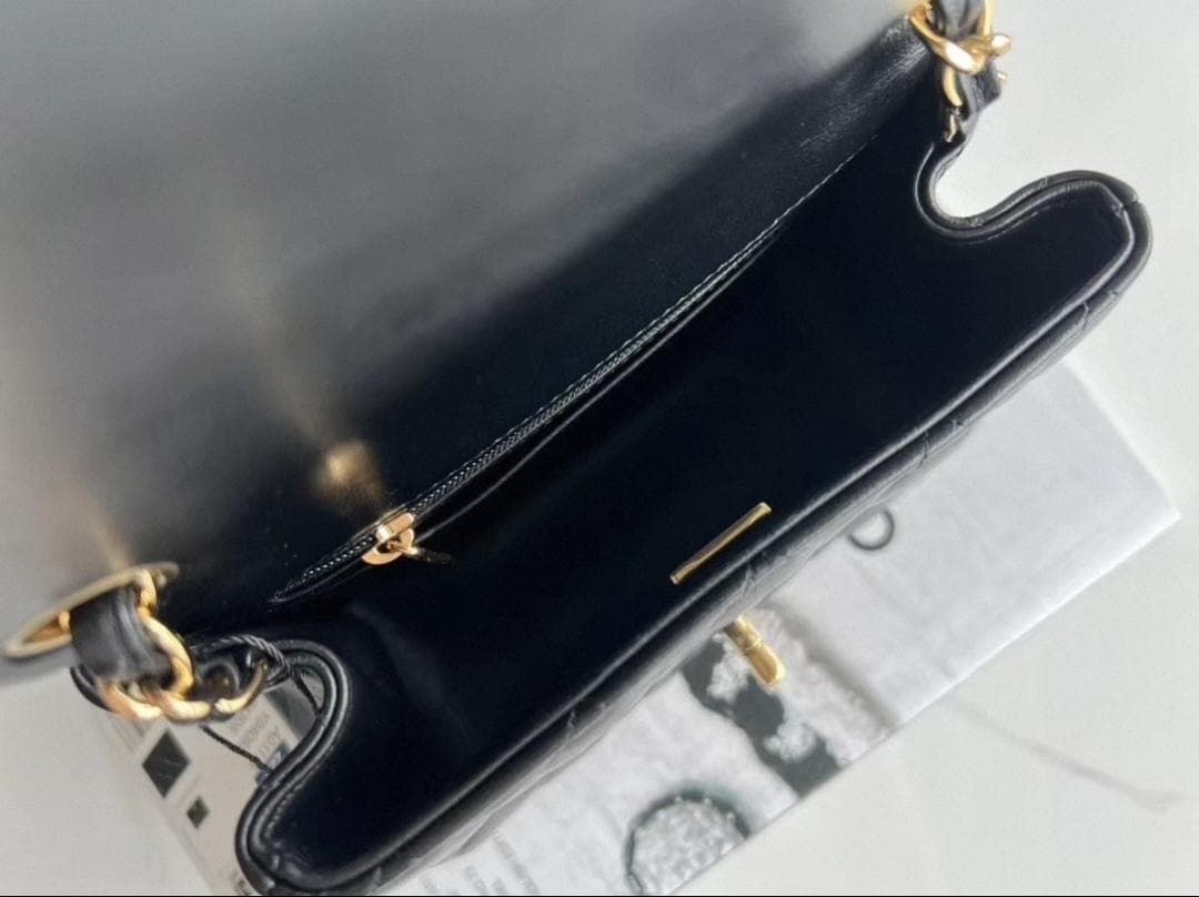 CHANELップ スクエア ブラックラムスキンチェーンショルダーバッグ