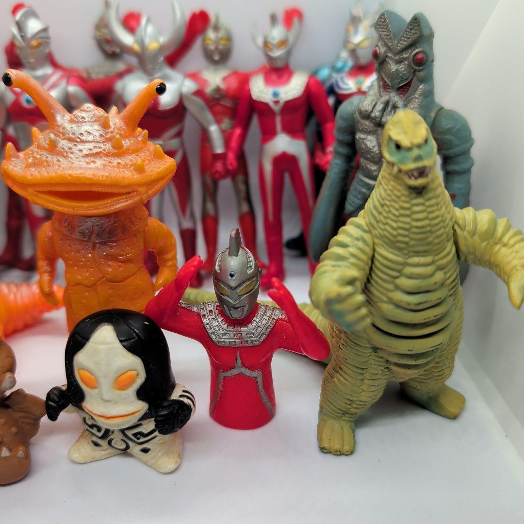 《ゆきが降った》 ウルトラマンシリーズ 怪獣フィギュア　大小19体セット