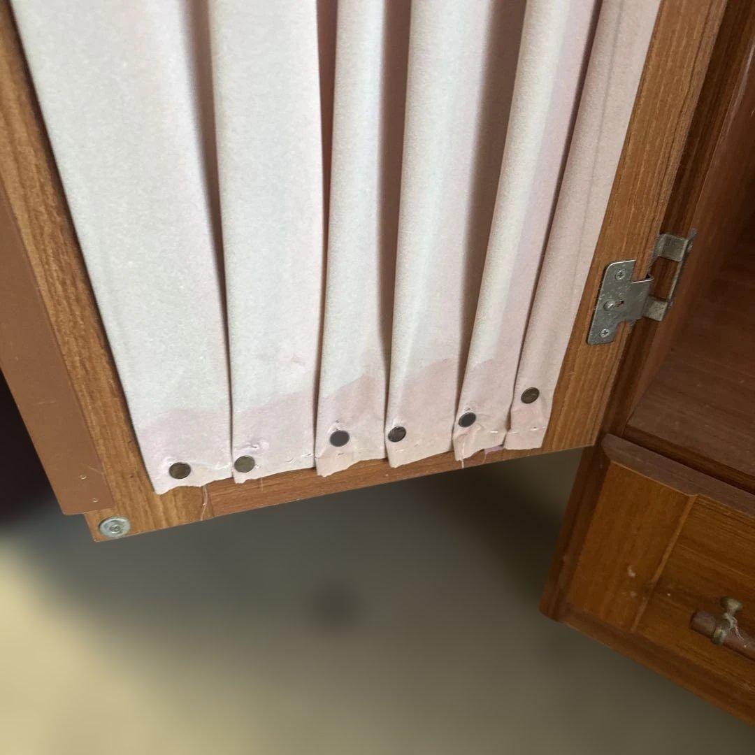 昭和レトロ　木製キャビネット ピンクカーテン付き