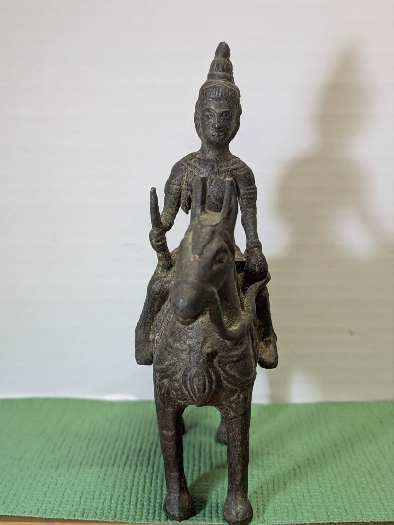 仏教美術における釈迦の出家シーンを描いた「四門出遊」に関連する釈迦像である