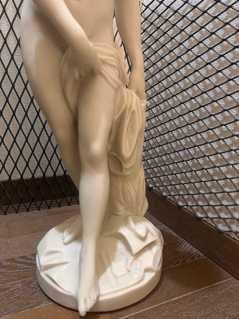 西洋彫刻 水浴する女 女神像 裸婦像 ヴィーナス　大理石調　 高さ約61cm
