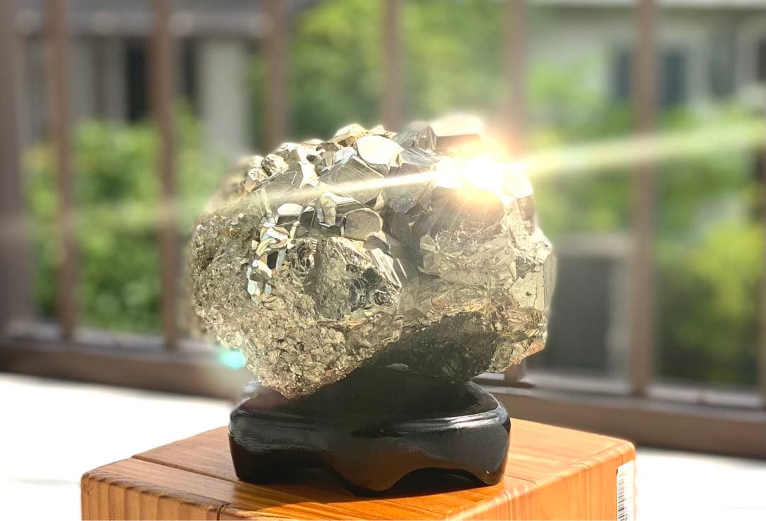 シ*a様 フールズゴールド級の輝き！約2kgのパイライト原石（台座付き）