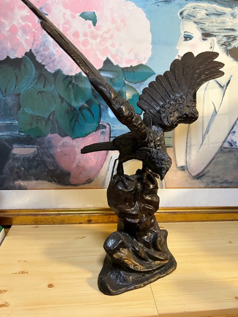 工芸品　鷹の　鉄製　の置物