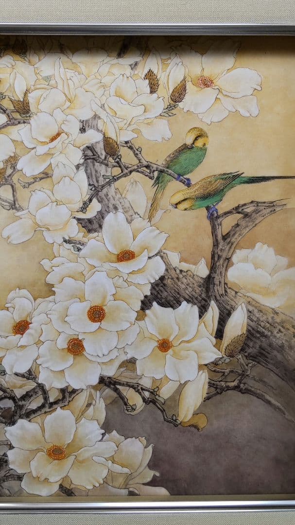 モクレンと緑色のセキセイインコ鳥の日本画