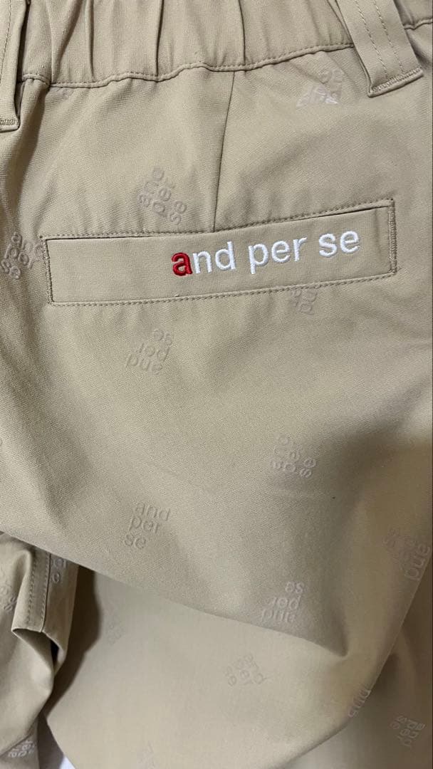and per se ベージュパンツ