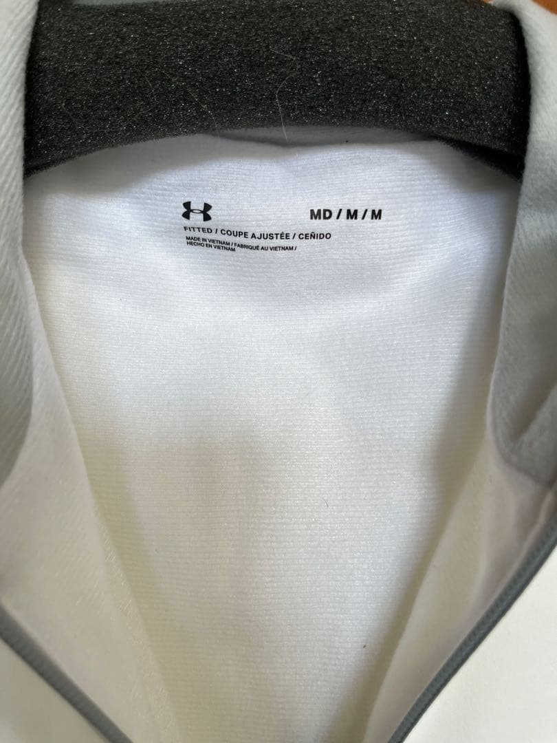 UNDER ARMOUR フード付きホワイトジャケット