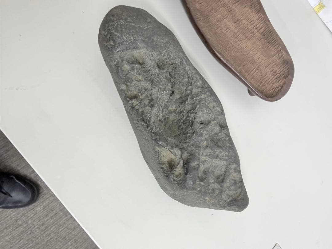 ダークグレーの石 木製台座付き