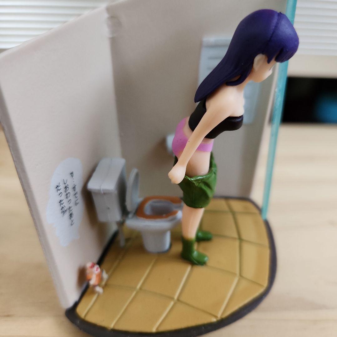 ブルマ　トイレ　シーン