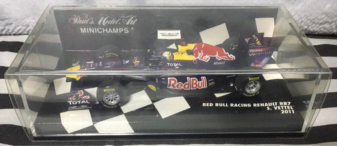 1/43 レッドブル レーシング ルノー RB7 #1 S.ベッテル 2011年