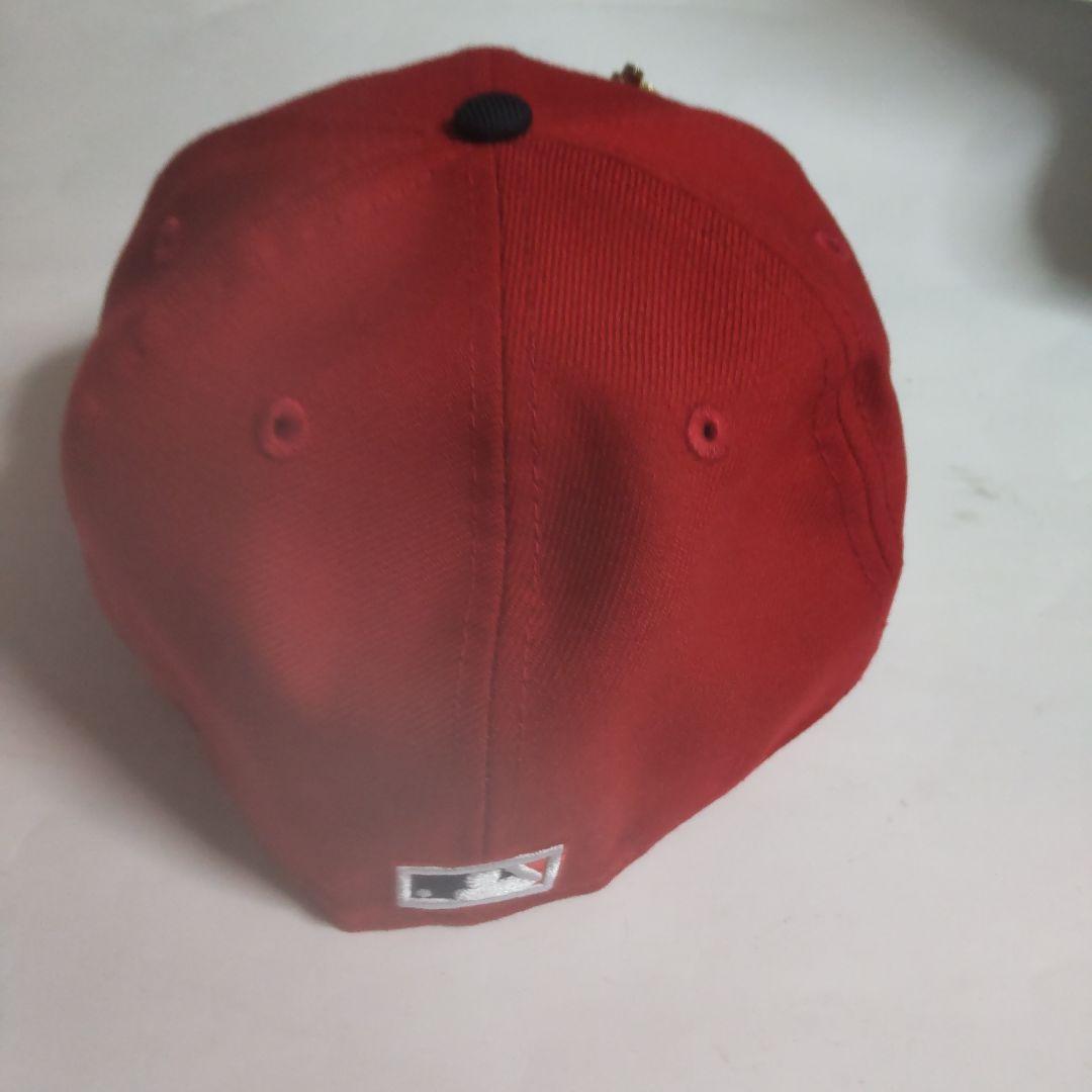New Era 赤 キャップ 7 3/8、ゴールドパッチ