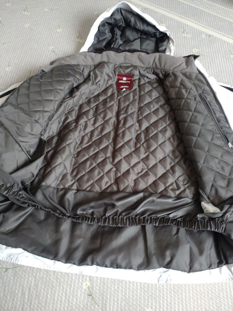 DESCENTE レディーススキーウェアジャケット&パンツ上下セット　ホワイト