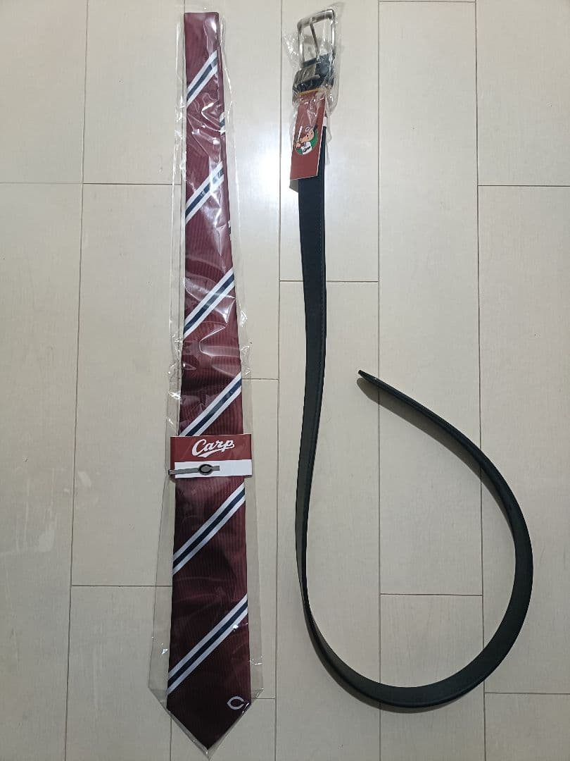 Carp　ロゴ入り　ベルト＆ネクタイセット　タイピン付