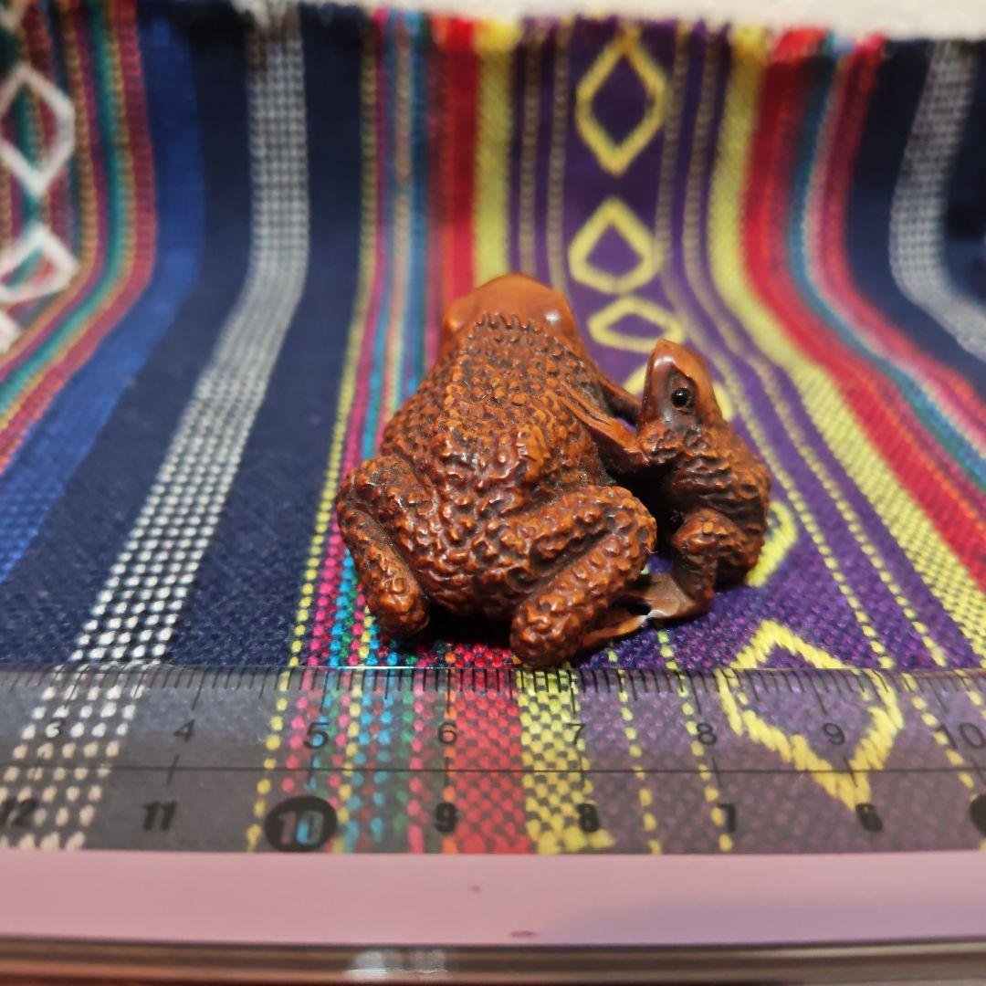 時代提物 木彫根付 在銘【親子蛙】高さ約2.4cm 重さ11ｇ☆名工永正☆緻密彫