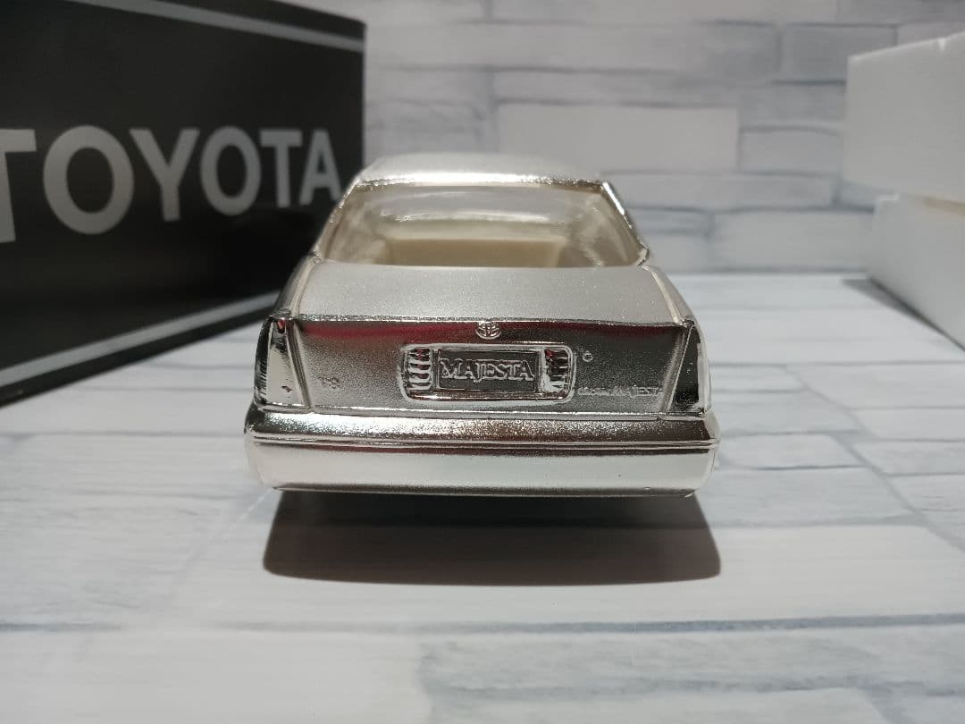 トヨタ　2代目クラウンマジェスタ　150系　ディーラー品　ミニカー　金属製
