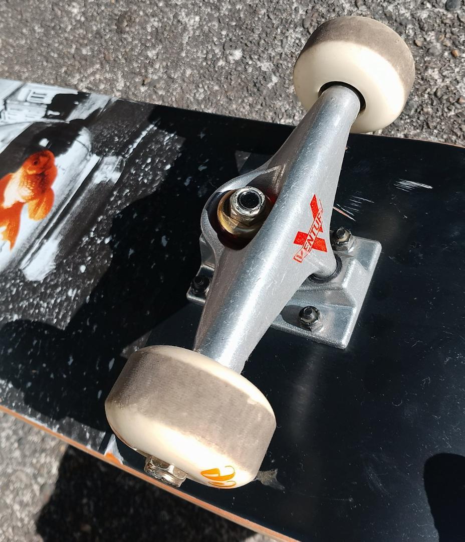 GOLDFISH 8.0インチ スケボー コンプリート VENTUREトラック