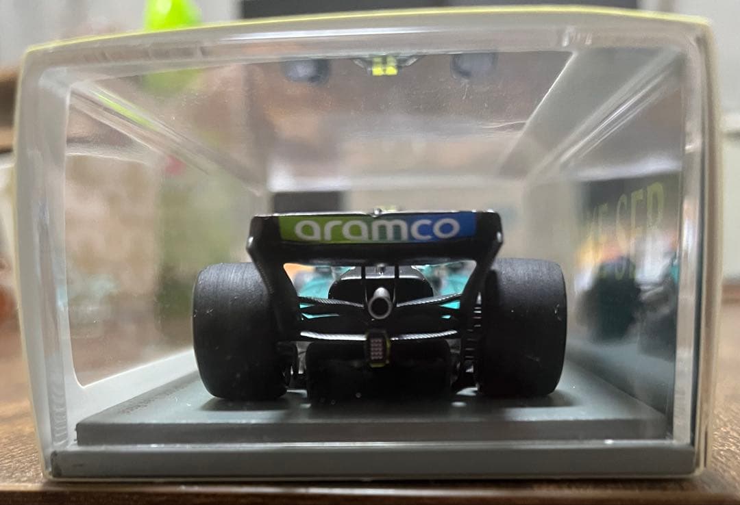 アストンマーチン　ベッテル　1/43 スパーク　ミニカー