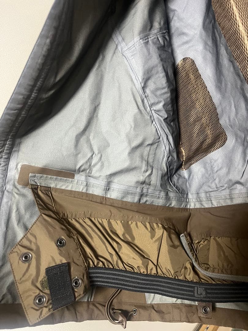 BURTON [ak] GORE-TEX 3レイヤーフーバージャケット ブラウン