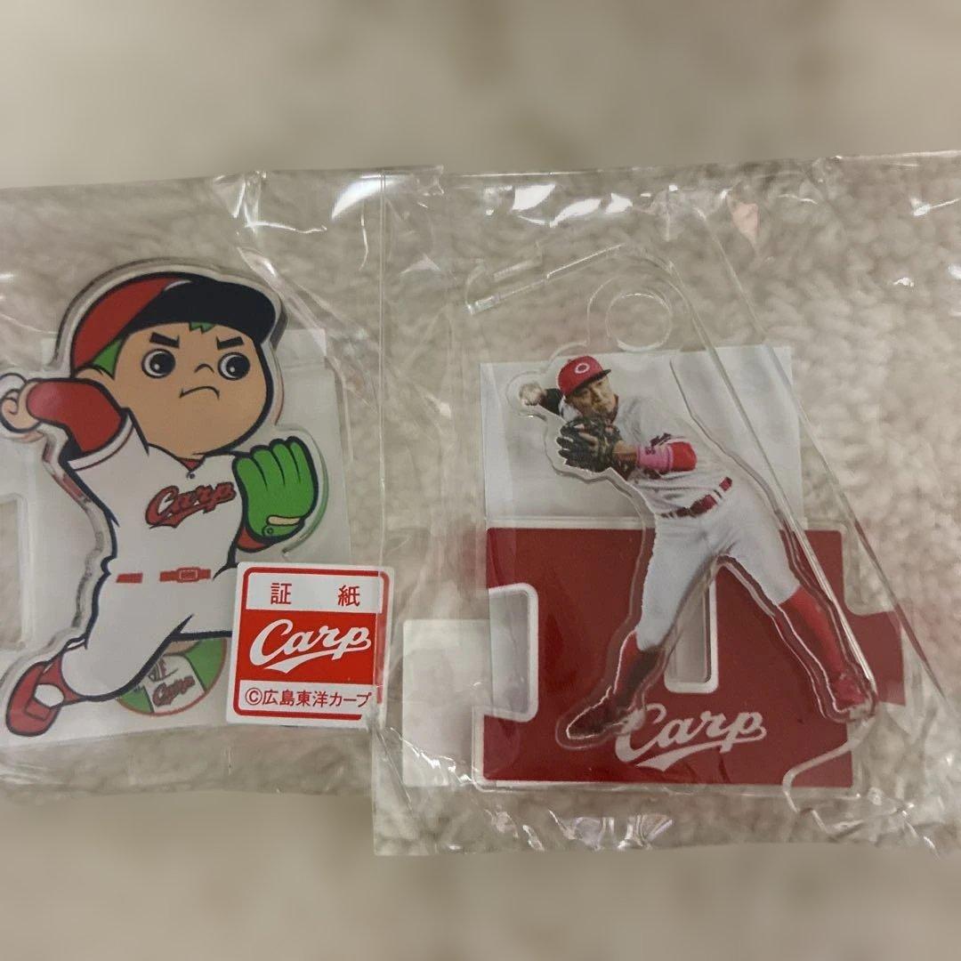 広島カープつながるアクリルスタンド2つ　500円　　オマケ付き