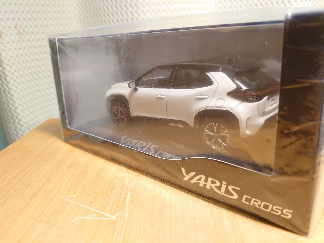 ☆【新品】ヤリスクロス　ブラックマイカ×ホワイトパール　カラーサンプル