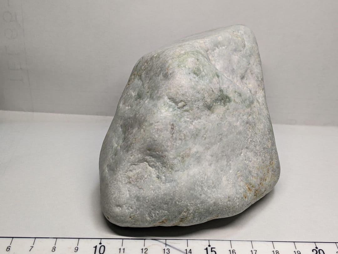 （141）大きな糸魚川翡翠原石。