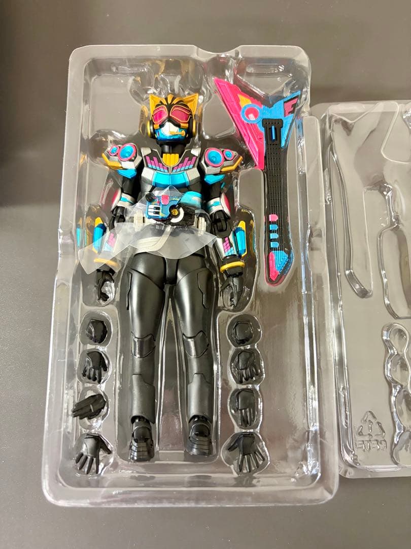 美品　S.H.Figuarts 仮面ライダー　ナーゴ ビートフォーム　フィギュア