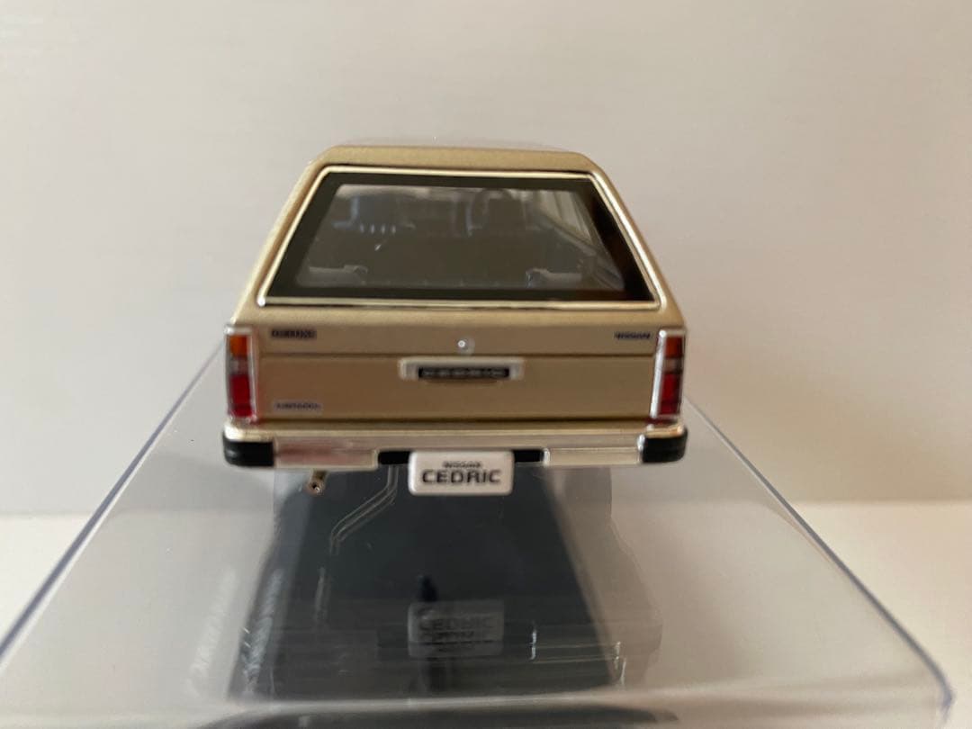 DISM 1/43 Y30 セドリックバン 後期型 1995