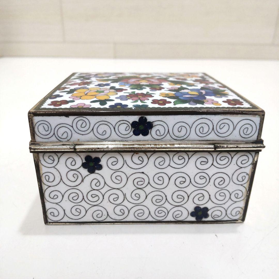 七宝焼 金工　 花紋様宝石箱　白花詰　小箱　鍵なし　KJ58