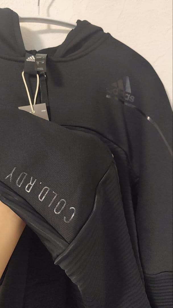 【新品】adidas フード付き Lサイズ　黒パーカー　レディース　アディダス