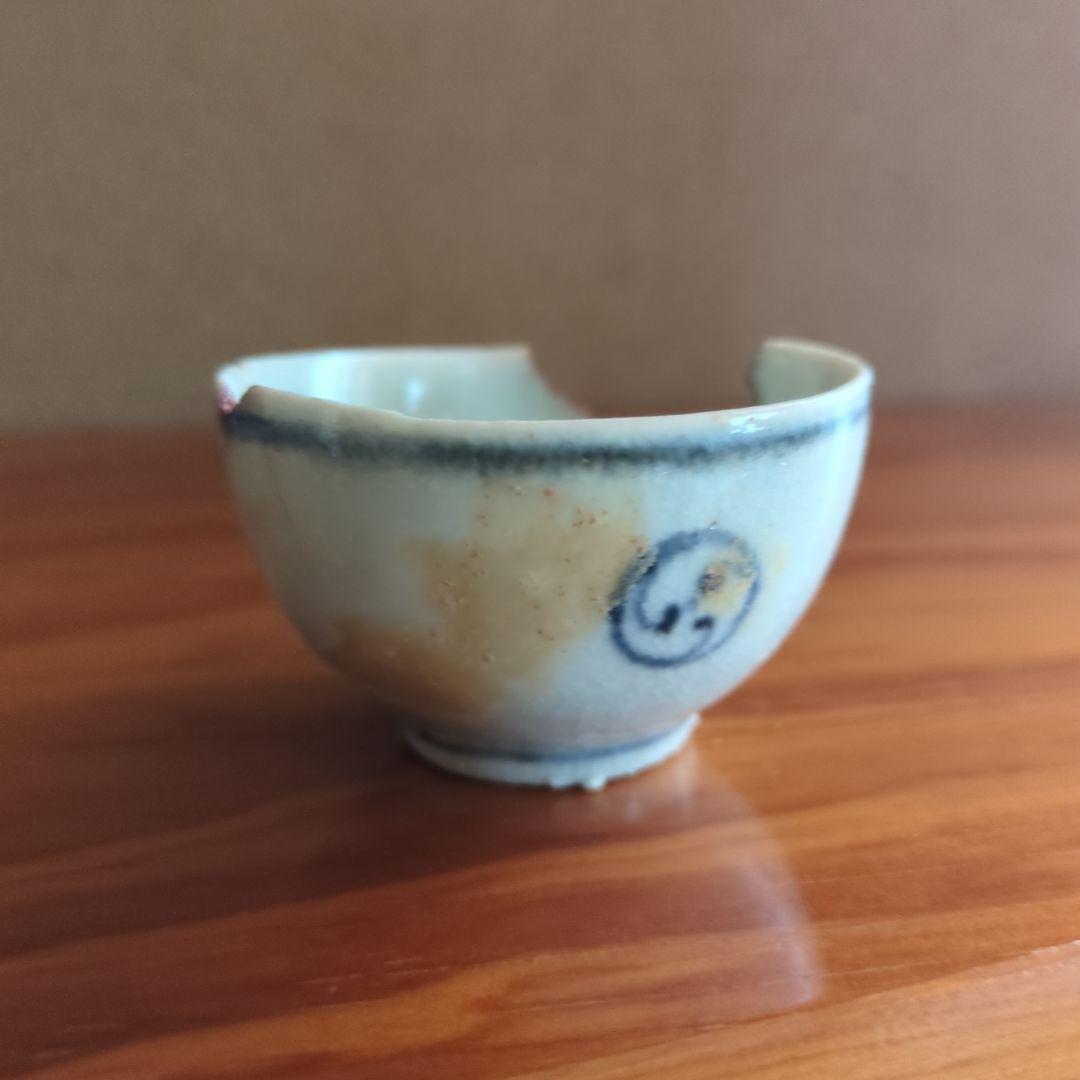 青白い小さな盃（ひび割れあり）初期伊万里の陶片　骨董品