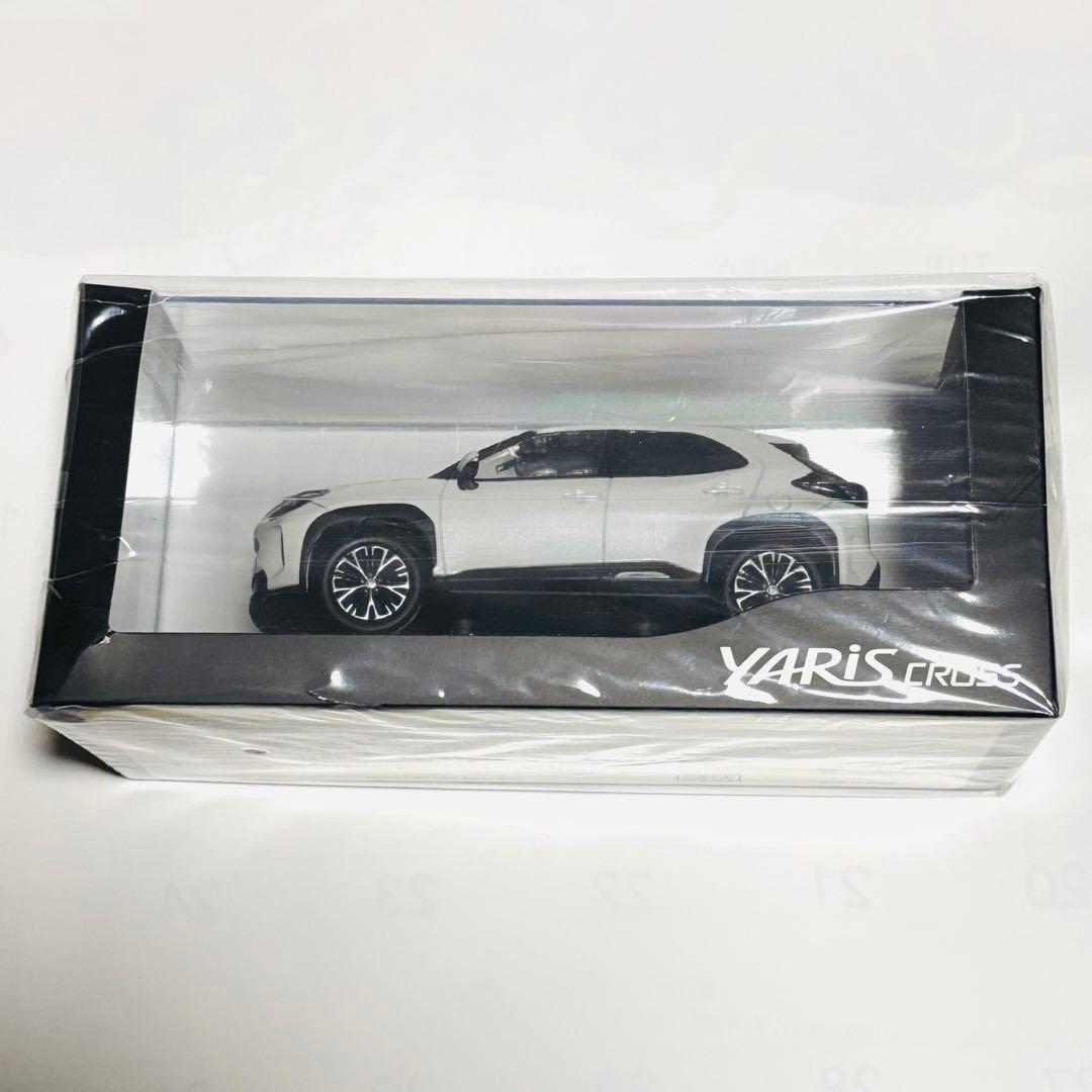 トヨタ ヤリスクロス 1/30 ミニカー ホワイトパール 新品 未開封品