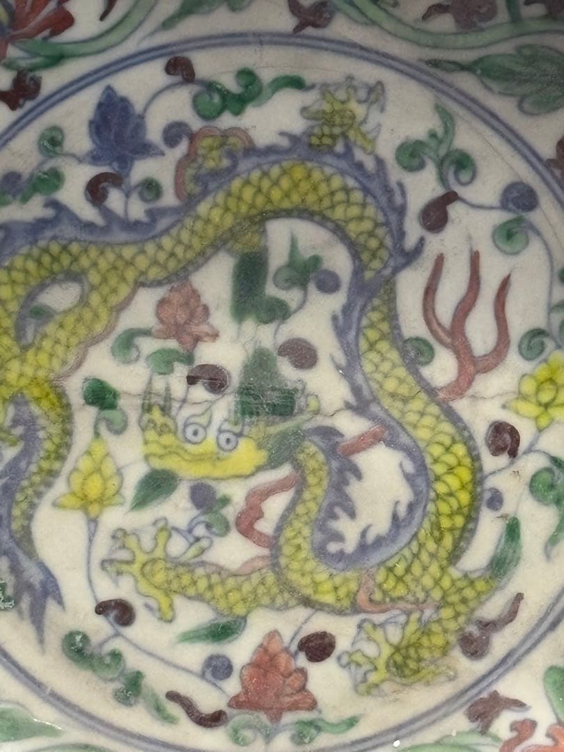 中国　　ドラゴン装飾の陶器皿