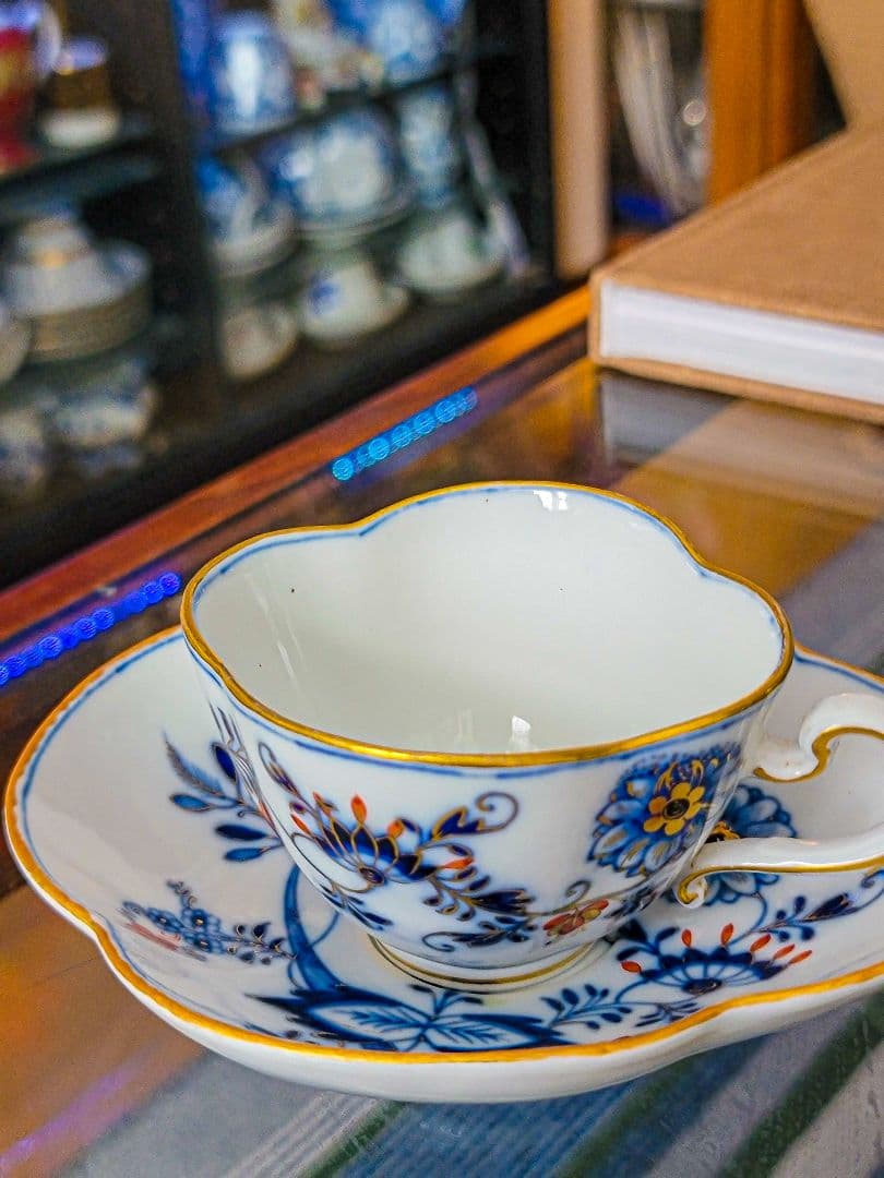 【極希少】 Meissen (マイセン) 一級品 四つ葉型 金彩と赤花の咲き誇る