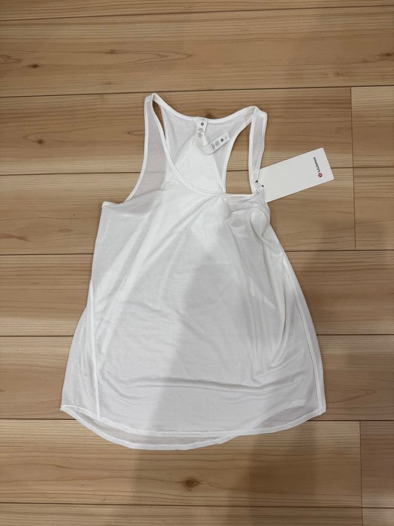 新品未使用★ルルレモン　essential　tank 4