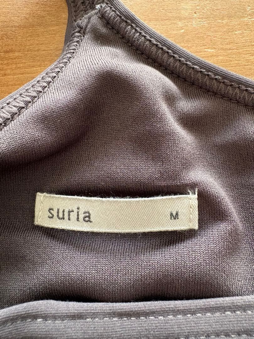 【極美品】suria トゥジューキャミMサイズチャコールグレー　ヨガウエア