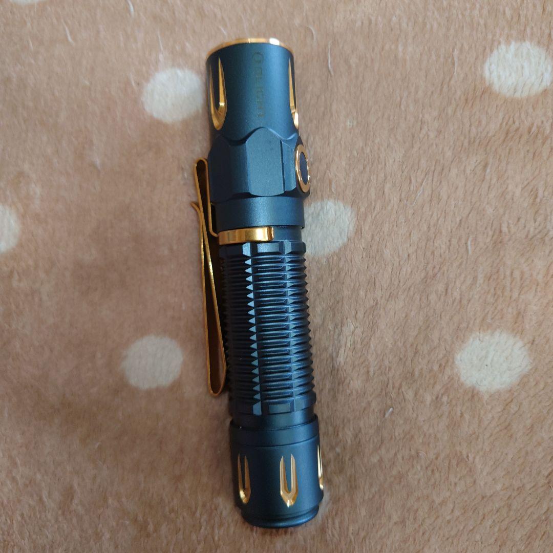黒と金のクリップ付き懐中電灯　Warrior3S エルフブルー