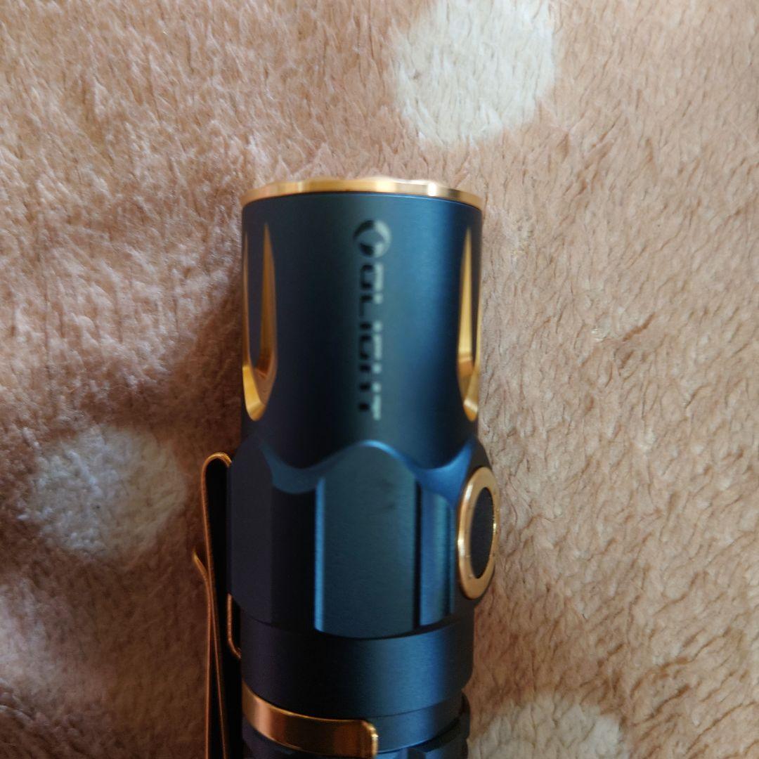黒と金のクリップ付き懐中電灯　Warrior3S エルフブルー