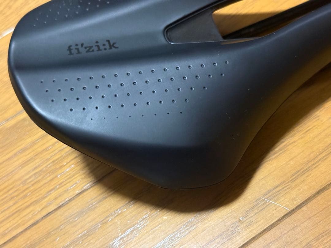 fi'zi:kフィジークARGO TEMPO R3 サドル