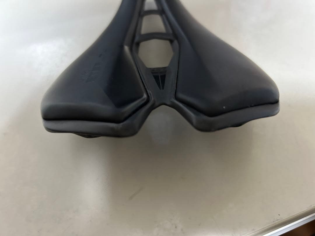 シマノ PRO STEALTH SUPERLIGHT カーボンサドル　142mm