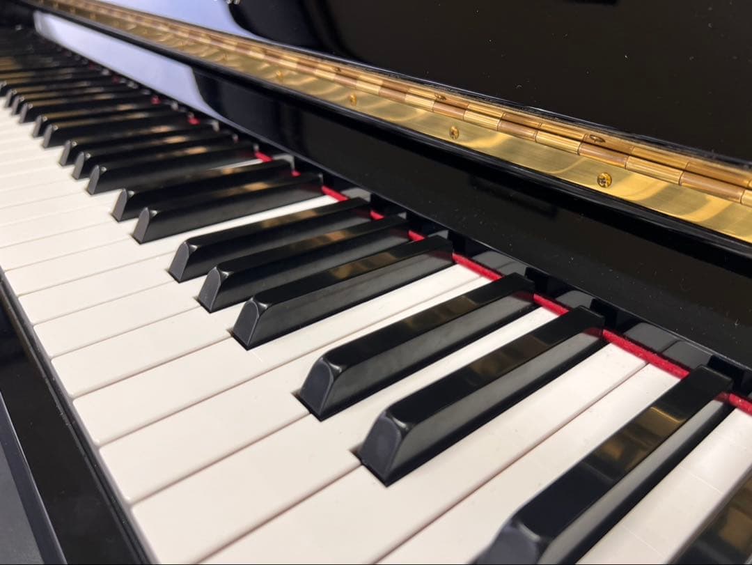 ◆光沢のある黒色のYAMAHAアップライトピアノ、椅子付き、美品◆