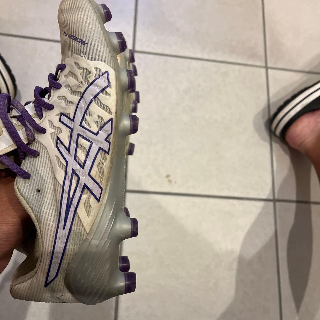 asics アクロスフィット　サッカースパイク　ホワイト/パープルサイズ24.5