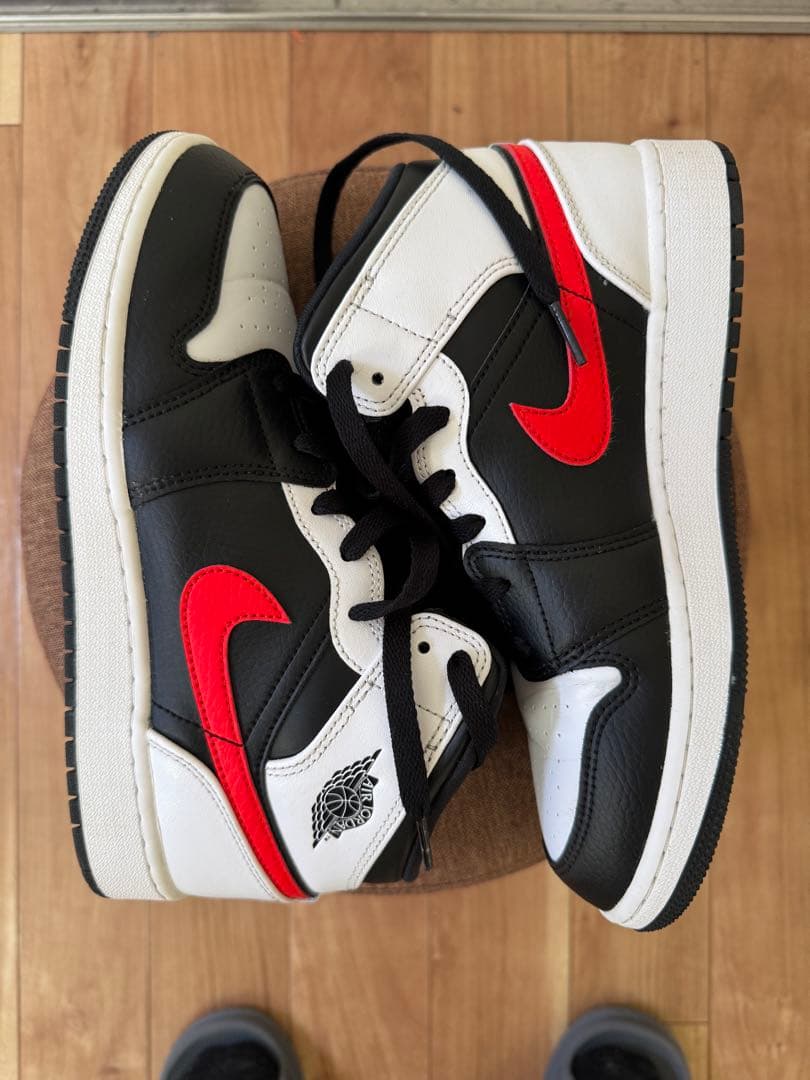 シューズ(女性用) NIKE AIR JORDAN 1 MID BLACK/CHILE