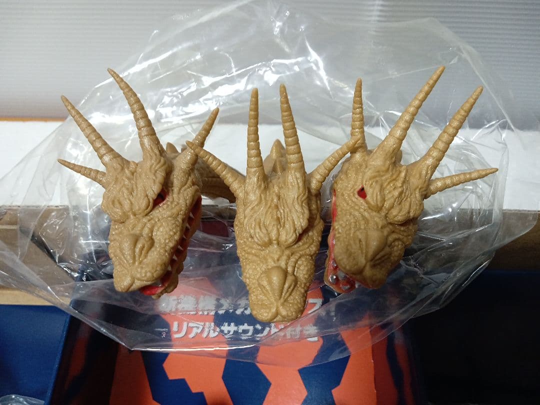 バンダイ リアルアクション キングギドラ 組立ソフビキット
