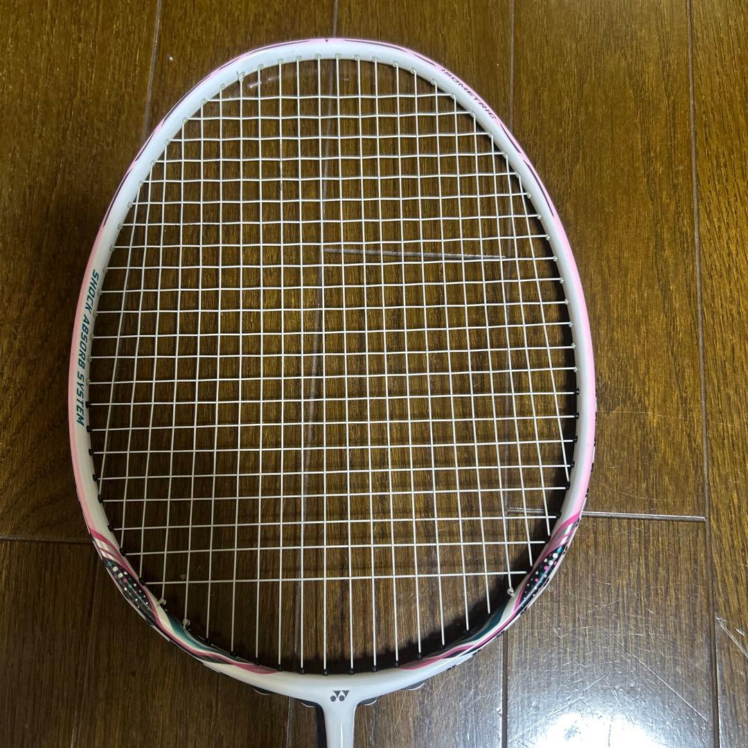 グリップ交換テーブおまけ付き　ヨネックス　バドミントンラケット　ピンク