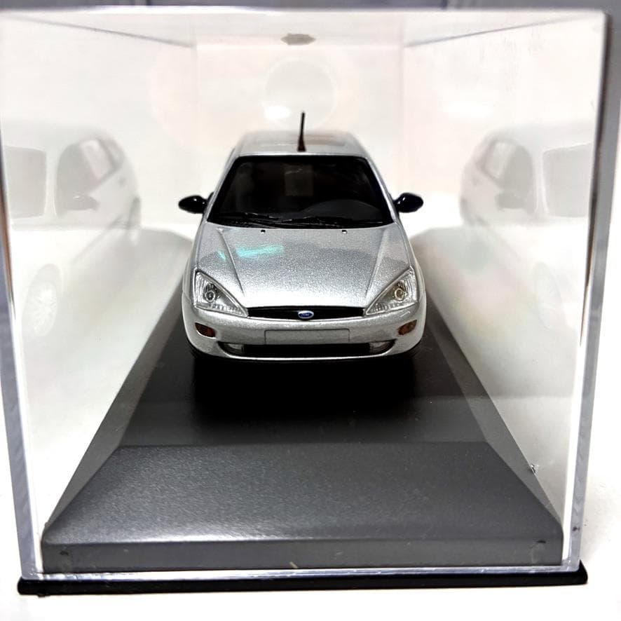 新品　ミニカー　1/43『Ford Focus 2000 GHIA』シルバー