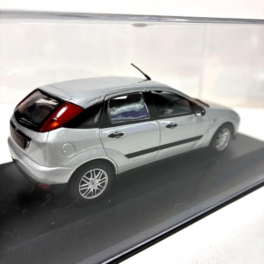 新品　ミニカー　1/43『Ford Focus 2000 GHIA』シルバー