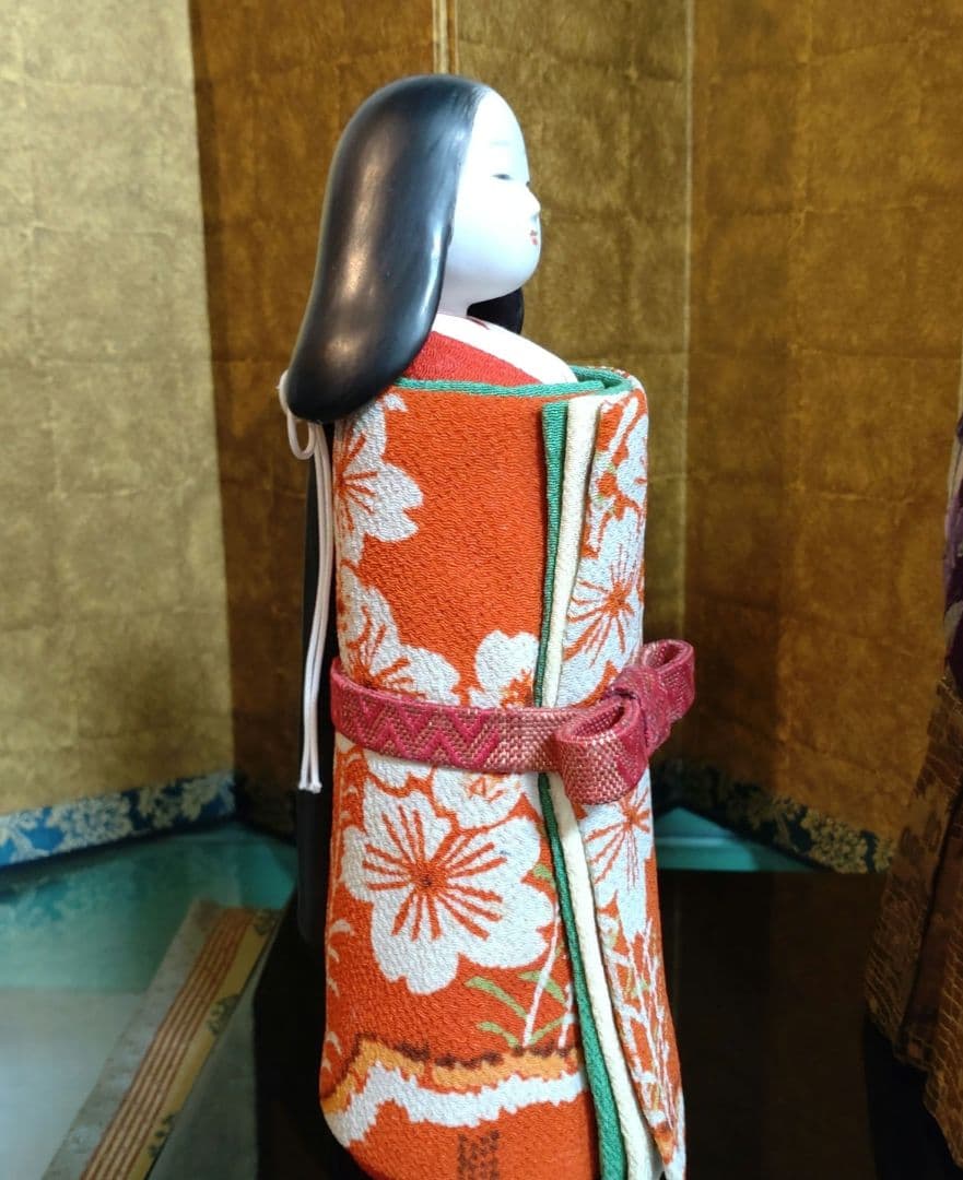 桐塑雛人形　女雛の髪型は難度が高い　伝統的な雛人形 　衣裳古布